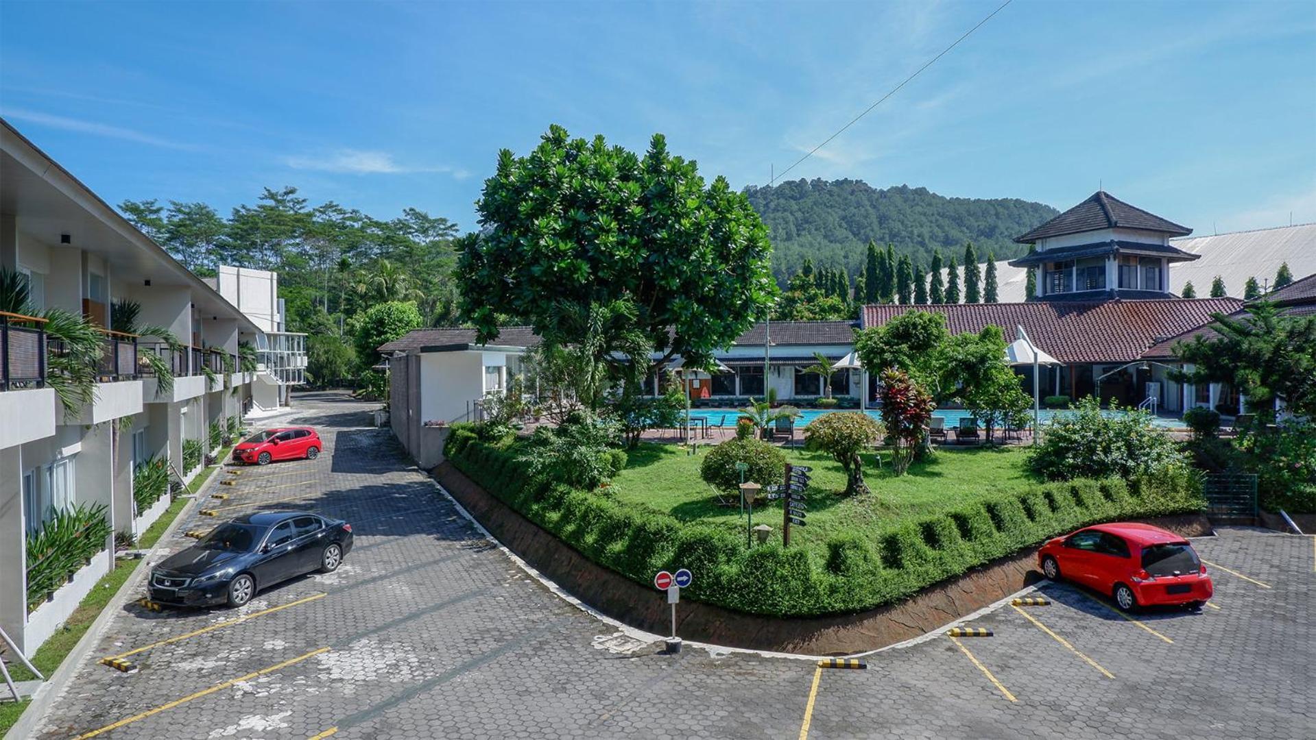 Front One Resort Magelang Exterior photo